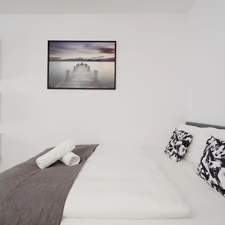 Apartment Comfy Legnicka By Renters