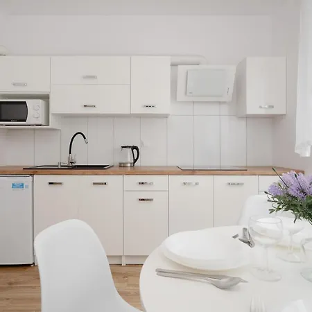Apartment Comfy Legnicka By Renters